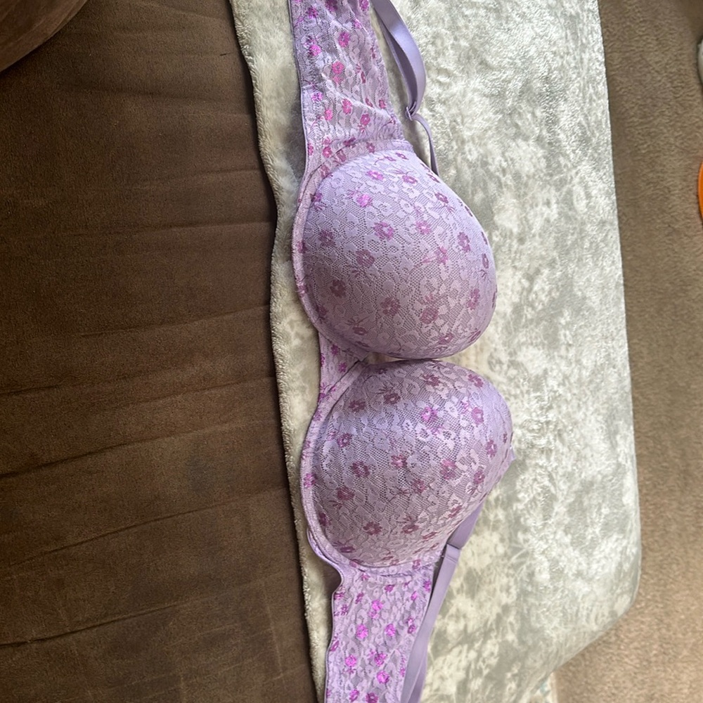 Victoria secret push up bra new with tags. size 38DD!!